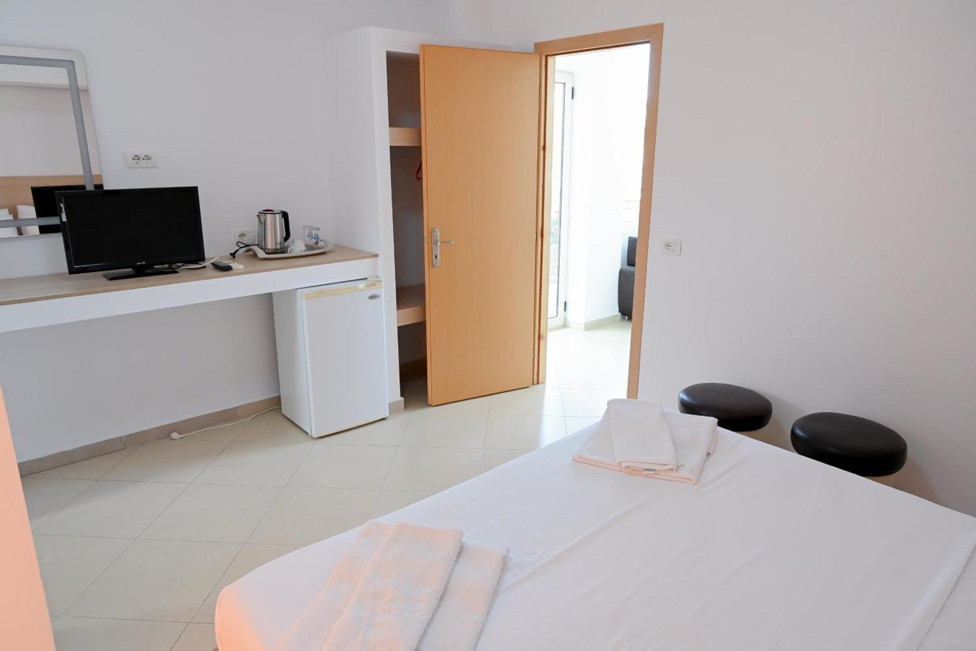 Hotel Kriti Max , Shengjin Shëngjin المظهر الخارجي الصورة